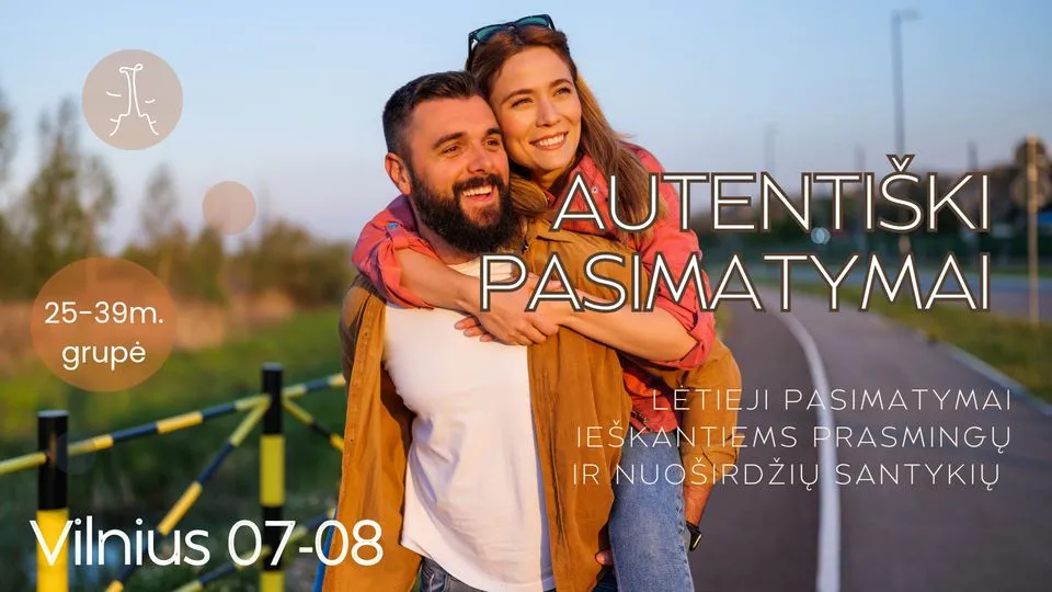 Jauna pora, besišypsanti ir vaikštanti lauke.